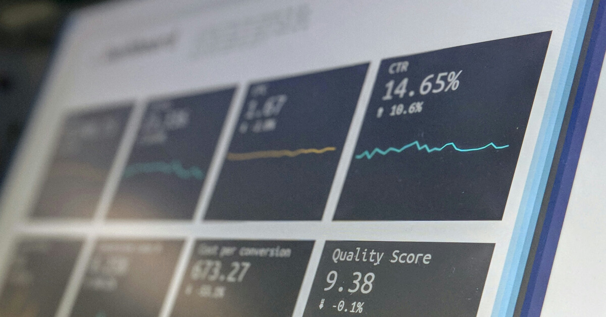 Dashboard analityczny z wykresami i metrykami